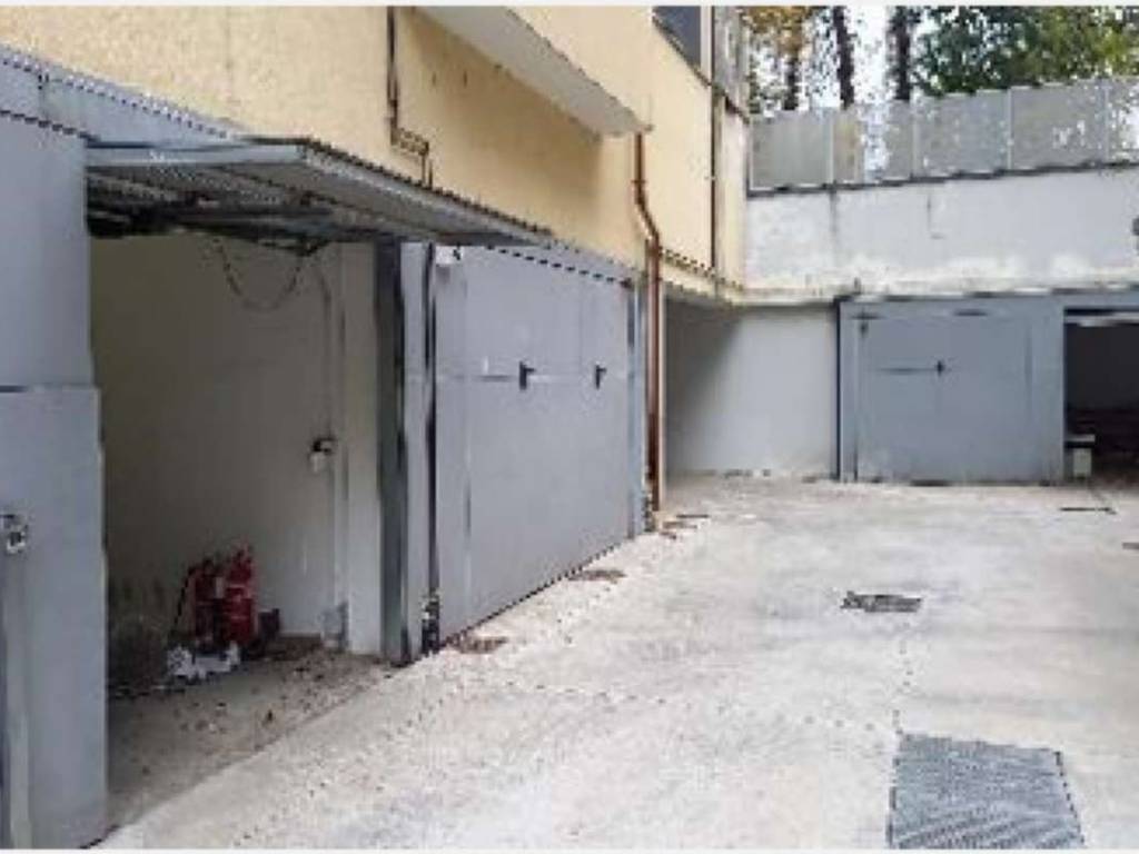 locale commerciale in vendita a Milano in zona Barona