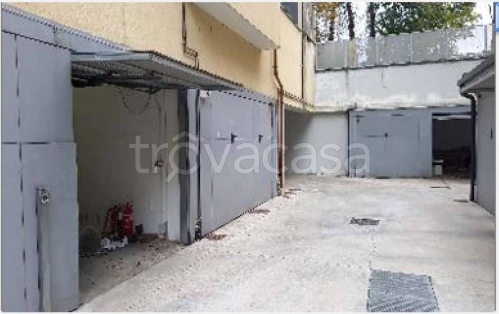 locale commerciale in vendita a Milano in zona Barona