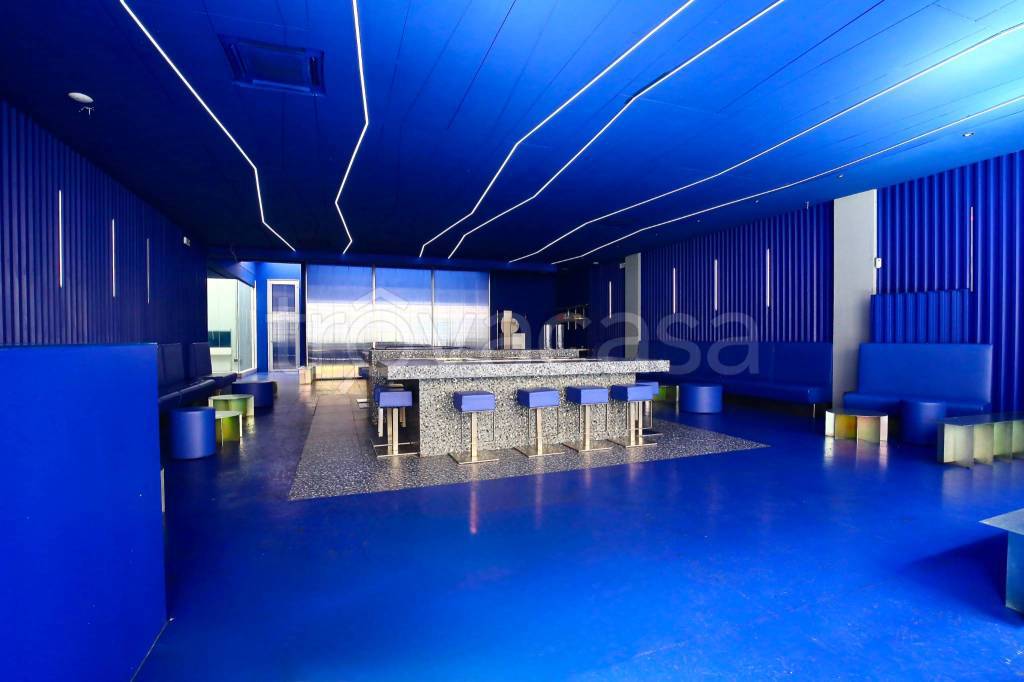 negozio in vendita a Milano in zona Barona