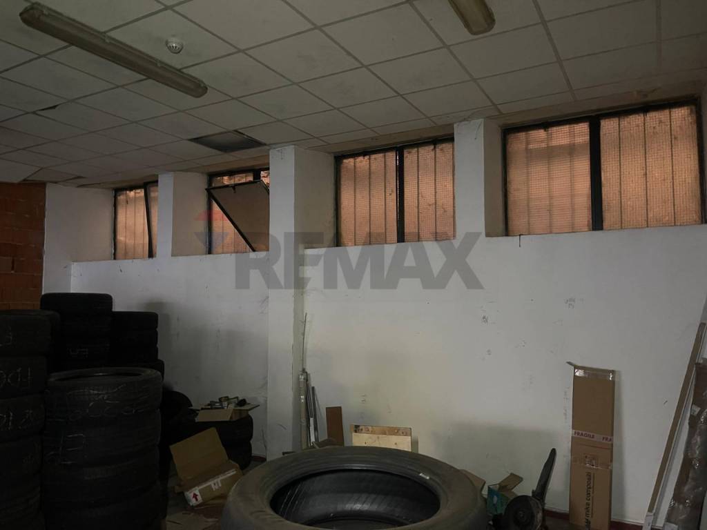 negozio in vendita a Milano in zona Barona