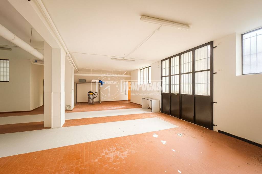 locale commerciale in vendita a Milano in zona Crescenzago