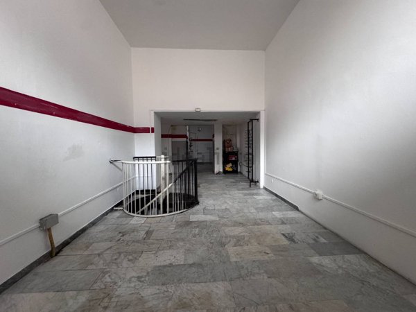 locale commerciale in vendita a Milano in zona San Cristoforo