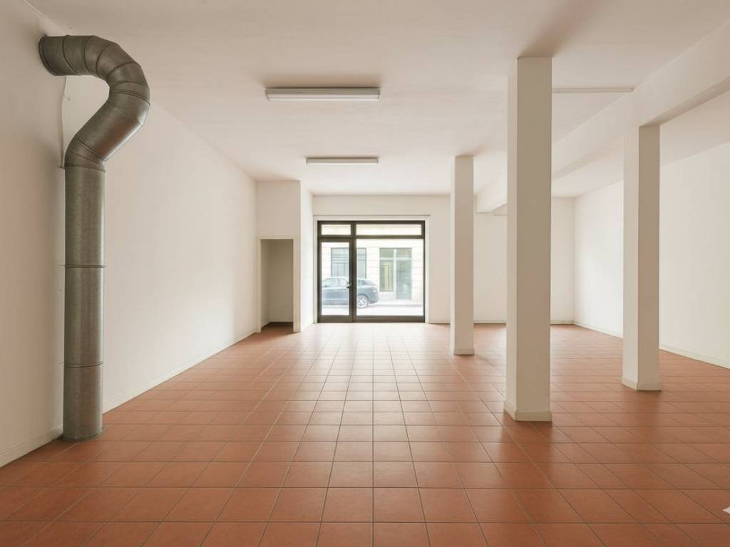 negozio in vendita a Milano in zona Barona