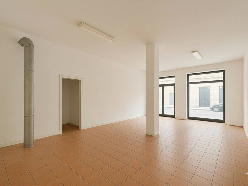 negozio in vendita a Milano in zona Barona