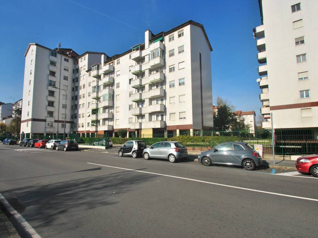 appartamento in vendita a Milano in zona Baggio