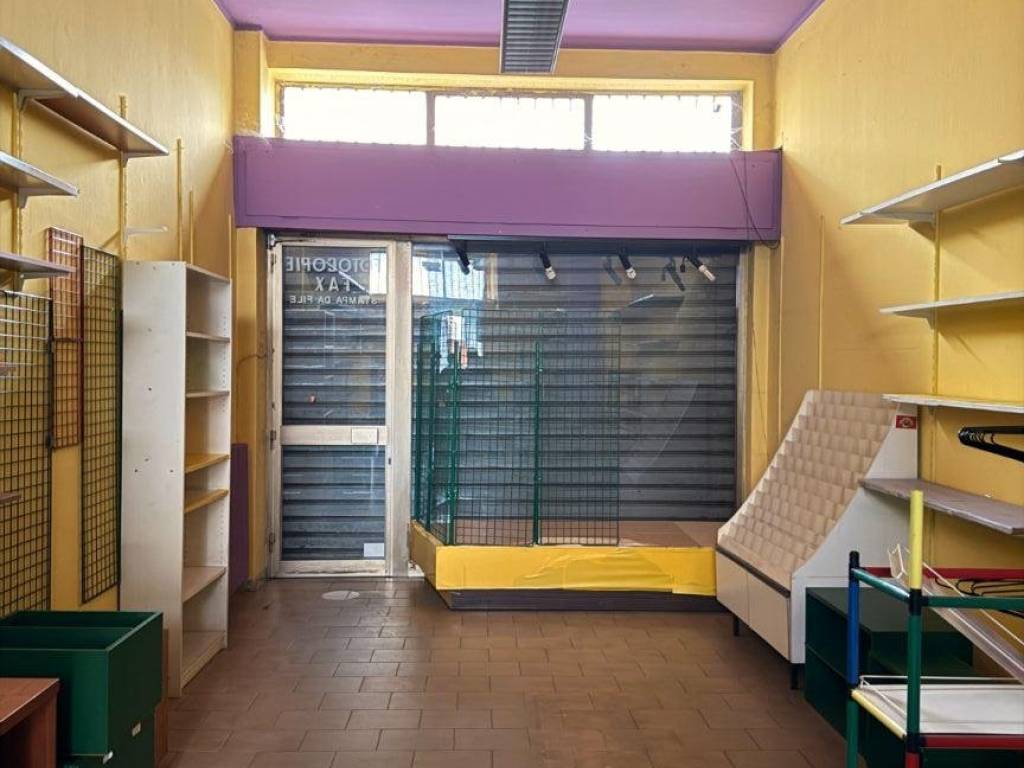 negozio in vendita a Milano in zona Gratosoglio