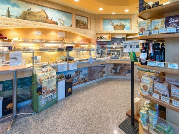 negozio in vendita a Milano in zona Forlanini