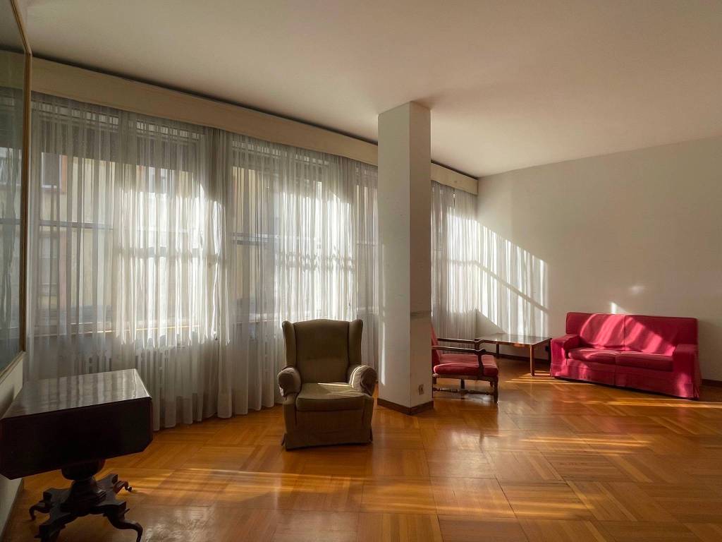 ufficio in vendita a Milano in zona Guastalla