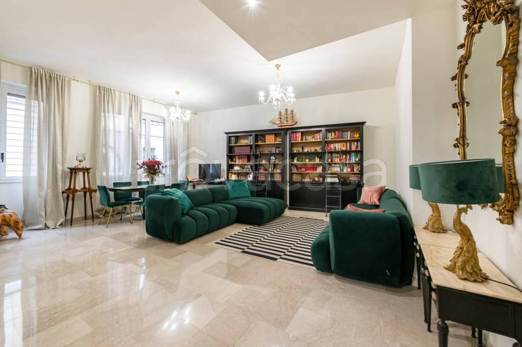 appartamento in vendita a Milano in zona Porta Nuova