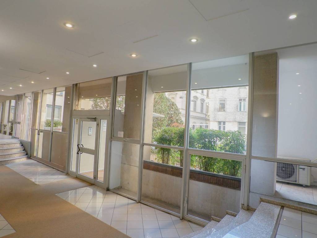 locale commerciale in vendita a Milano in zona Porta Nuova