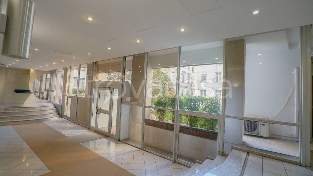 locale commerciale in vendita a Milano in zona Porta Nuova