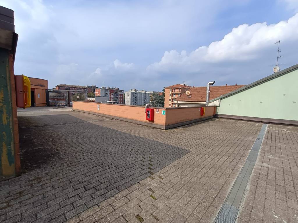 locale commerciale in vendita a Milano in zona Bicocca