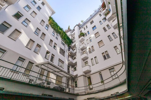 ufficio in vendita a Milano in zona Guastalla