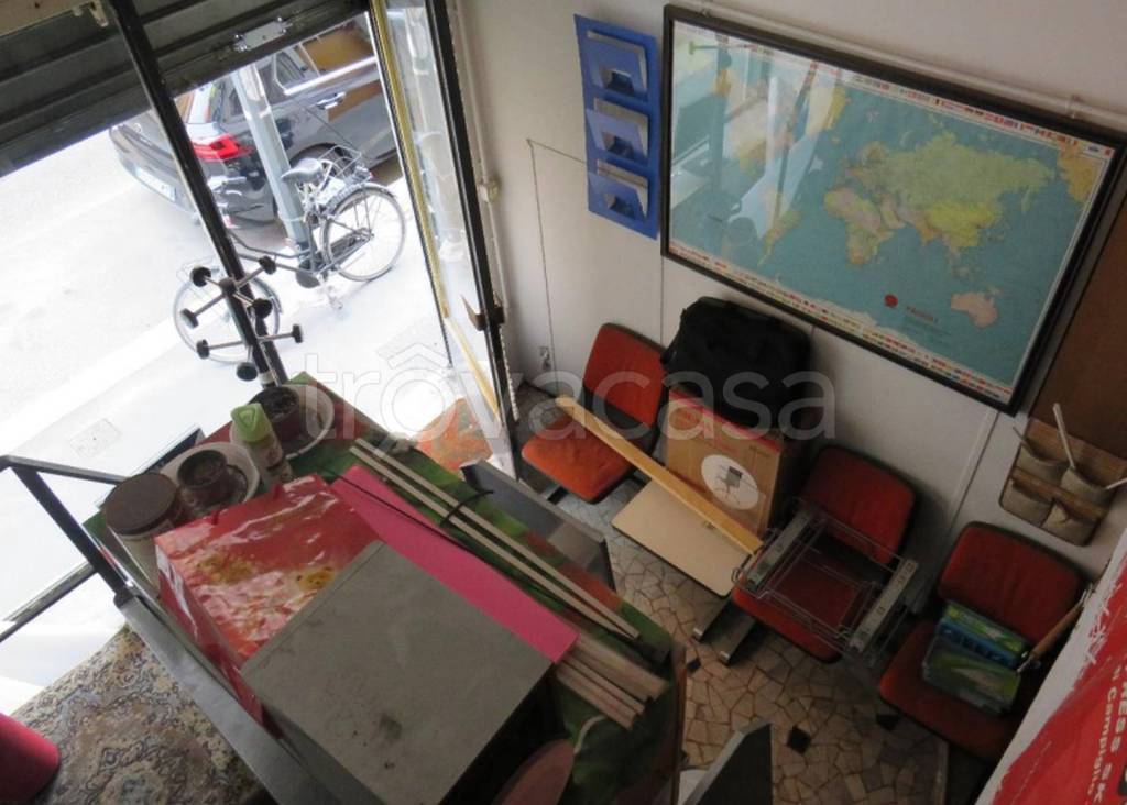 negozio in vendita a Milano in zona Cascina dei Pomi