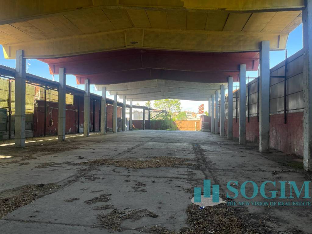 locale commerciale in vendita a Milano in zona Barona