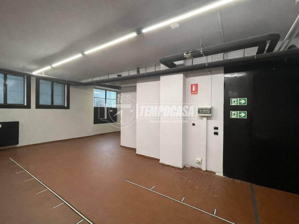 locale commerciale in vendita a Milano in zona Crescenzago