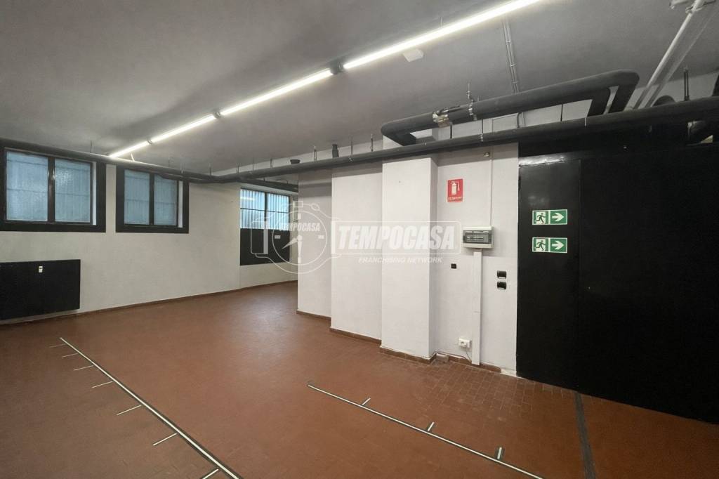 locale commerciale in vendita a Milano in zona Crescenzago