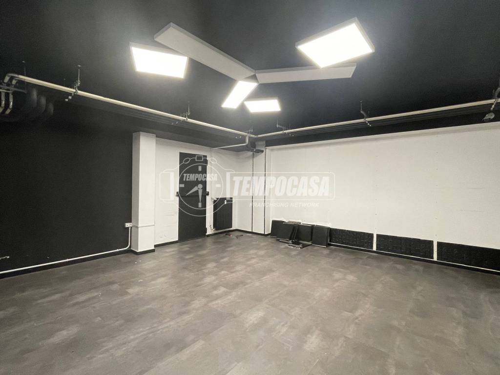 locale commerciale in vendita a Milano in zona Crescenzago