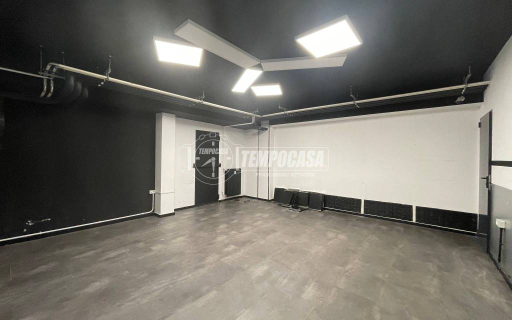 locale commerciale in vendita a Milano in zona Crescenzago