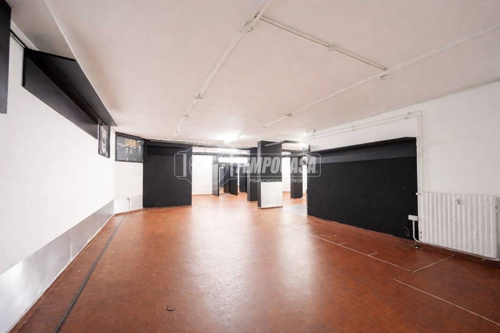 locale commerciale in vendita a Milano in zona Crescenzago
