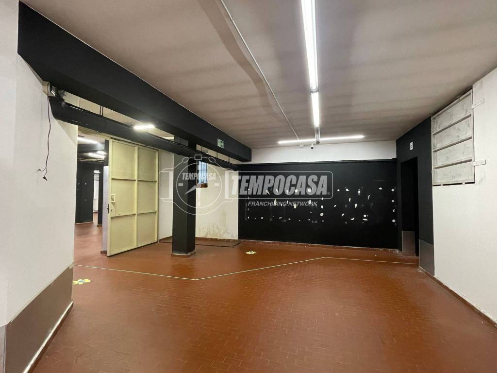 locale commerciale in vendita a Milano in zona Crescenzago