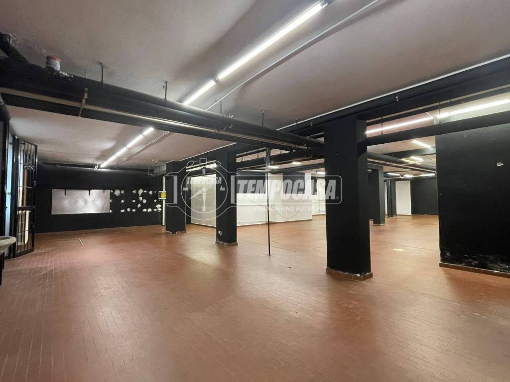 locale commerciale in vendita a Milano in zona Crescenzago