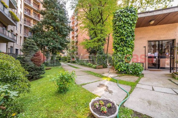 appartamento in vendita a Milano in zona Lorenteggio