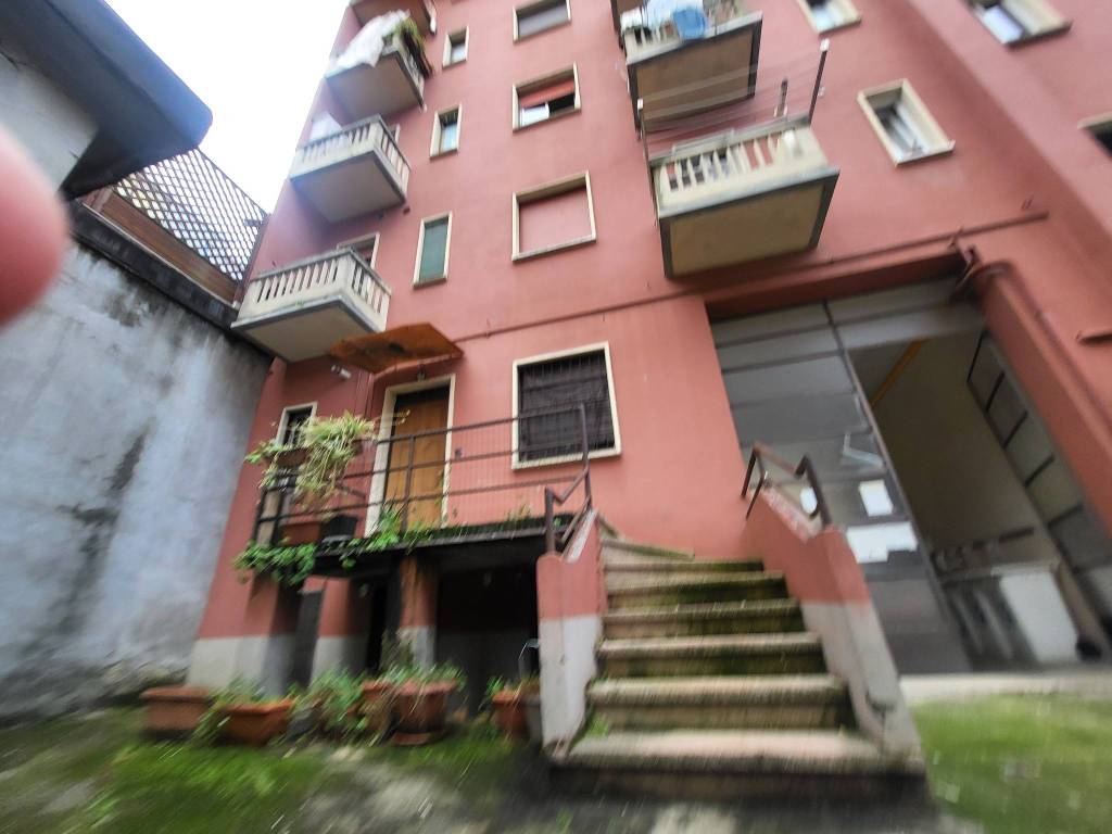 locale commerciale in vendita a Milano in zona Crescenzago