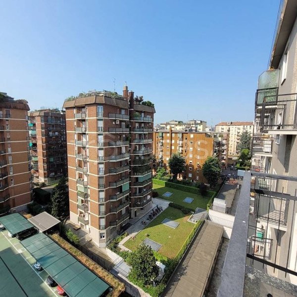 appartamento in vendita a Milano in zona Lorenteggio