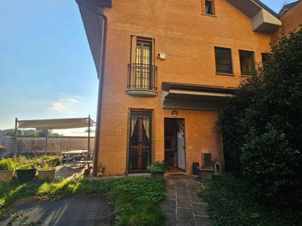 casa indipendente in vendita a Milano in zona Baggio