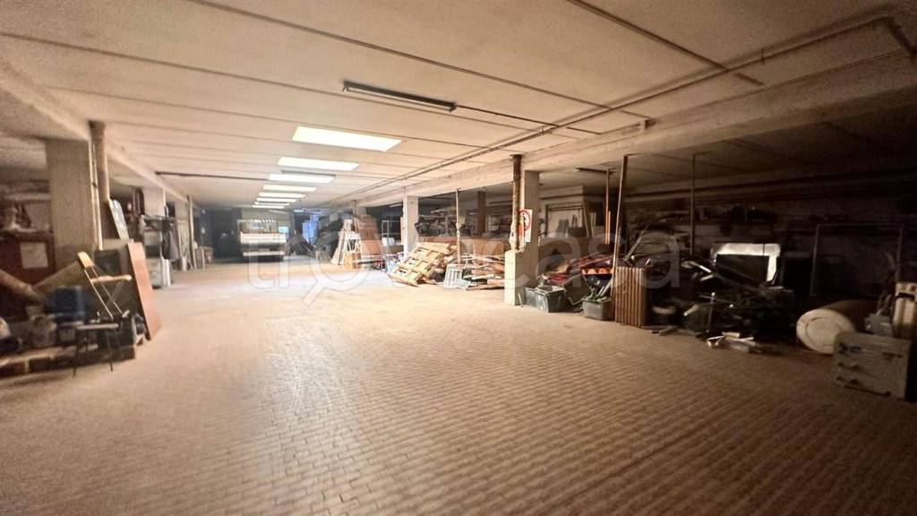 locale commerciale in vendita a Milano