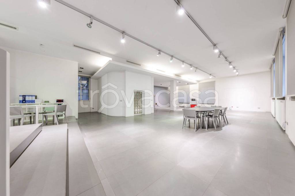 ufficio in vendita a Milano in zona Porta Venezia