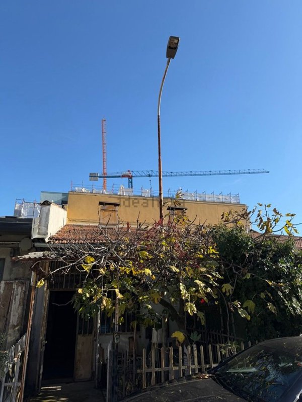 negozio in vendita a Milano in zona Barona