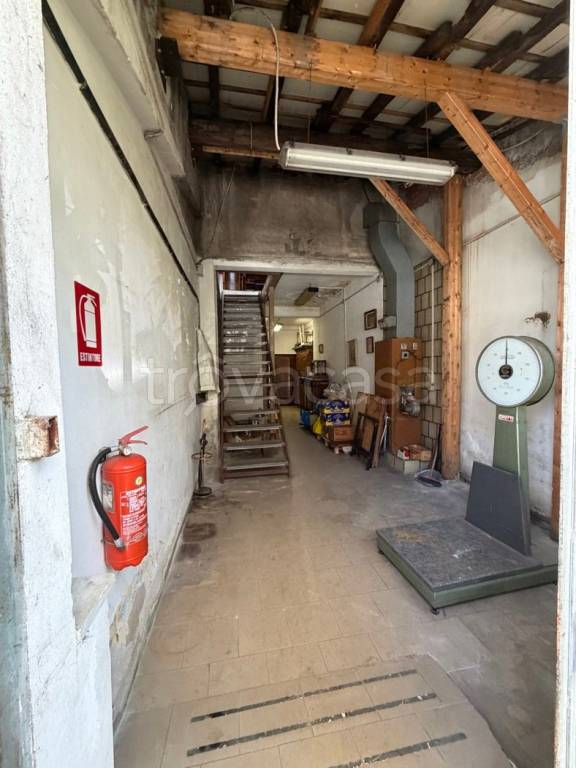 negozio in vendita a Milano in zona Barona