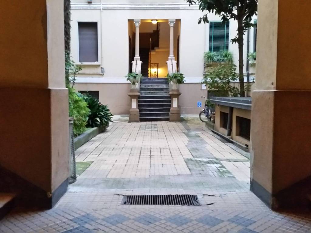 locale commerciale in vendita a Milano in zona Porta Romana