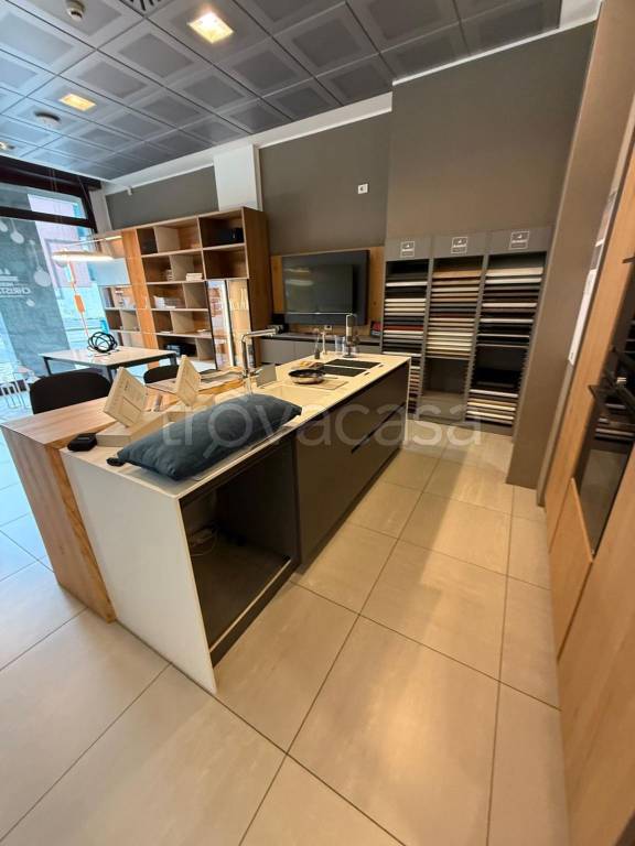 negozio in vendita a Milano in zona Bruzzano