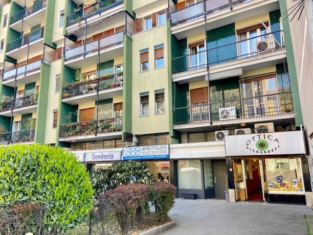 negozio in vendita a Milano in zona Vigentino