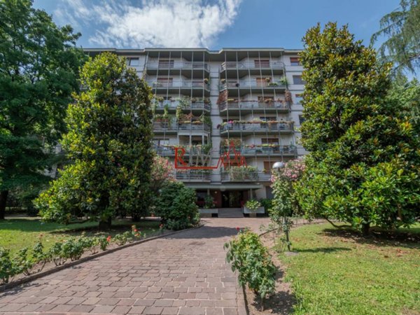 appartamento in vendita a Milano in zona Baggio