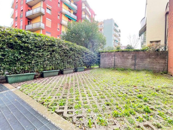 negozio in vendita a Milano in zona Affori
