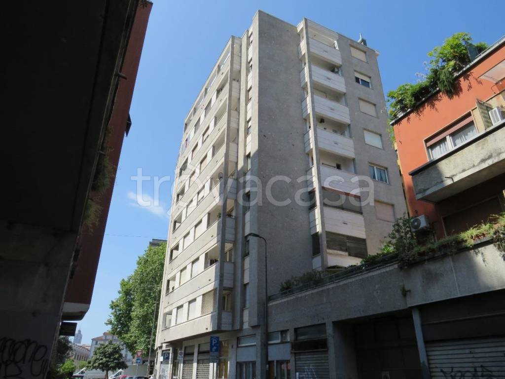 negozio in vendita a Milano in zona Cascina dei Pomi