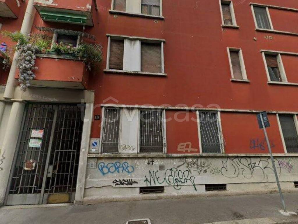 negozio in vendita a Milano in zona Famagosta