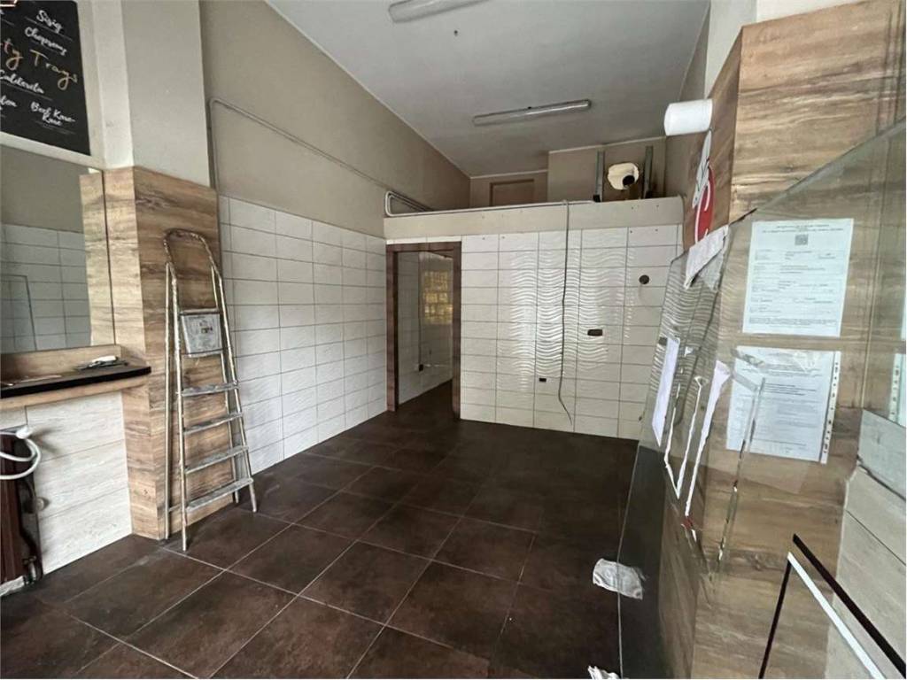 negozio in vendita a Milano in zona Rogoredo
