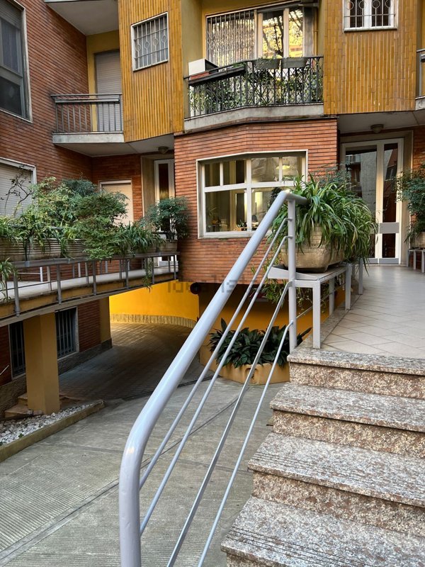 appartamento in vendita a Milano in zona Lorenteggio