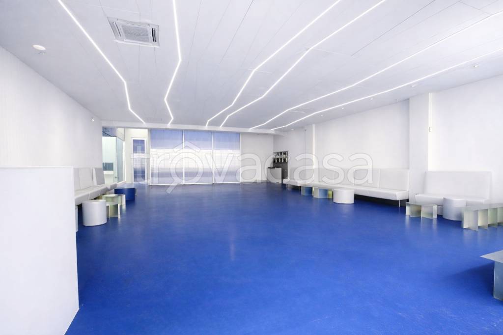 negozio in vendita a Milano in zona Barona