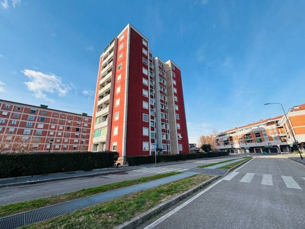 appartamento in vendita a Milano in zona Quartiere degli Olmi