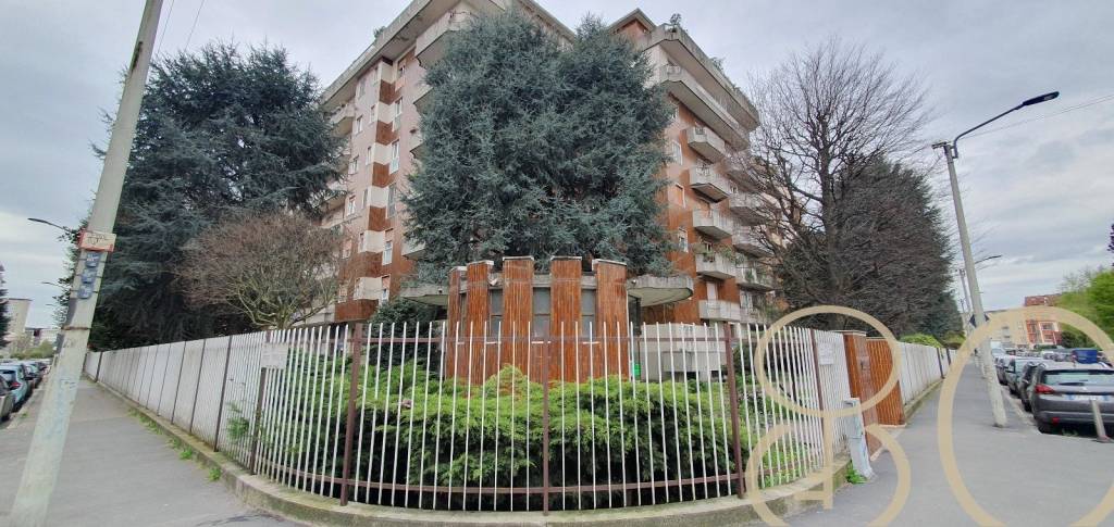 ufficio in vendita a Milano in zona Famagosta