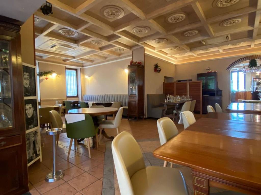 negozio in vendita a Milano in zona Barona