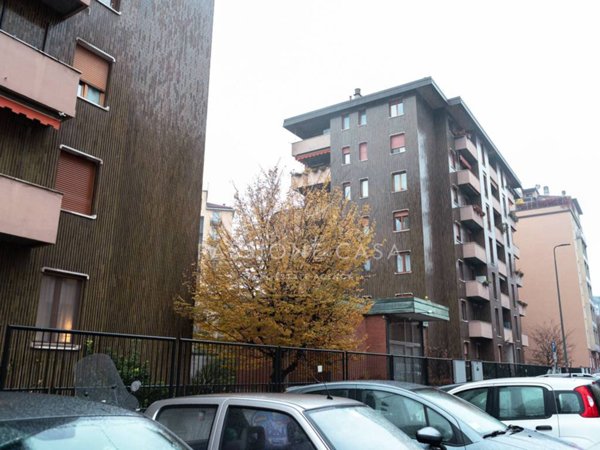 appartamento in vendita a Milano in zona Lorenteggio