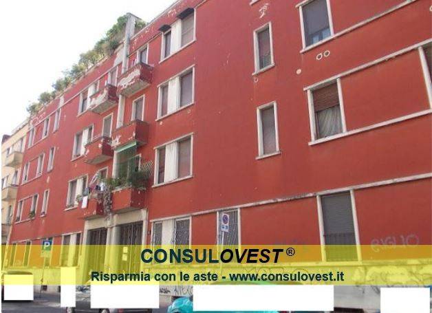 negozio in vendita a Milano in zona Famagosta