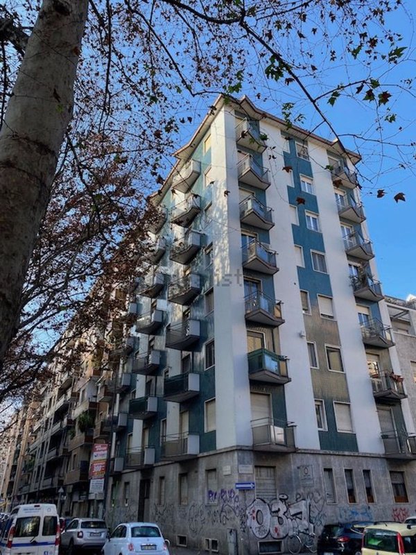 appartamento in vendita a Milano in zona Lorenteggio
